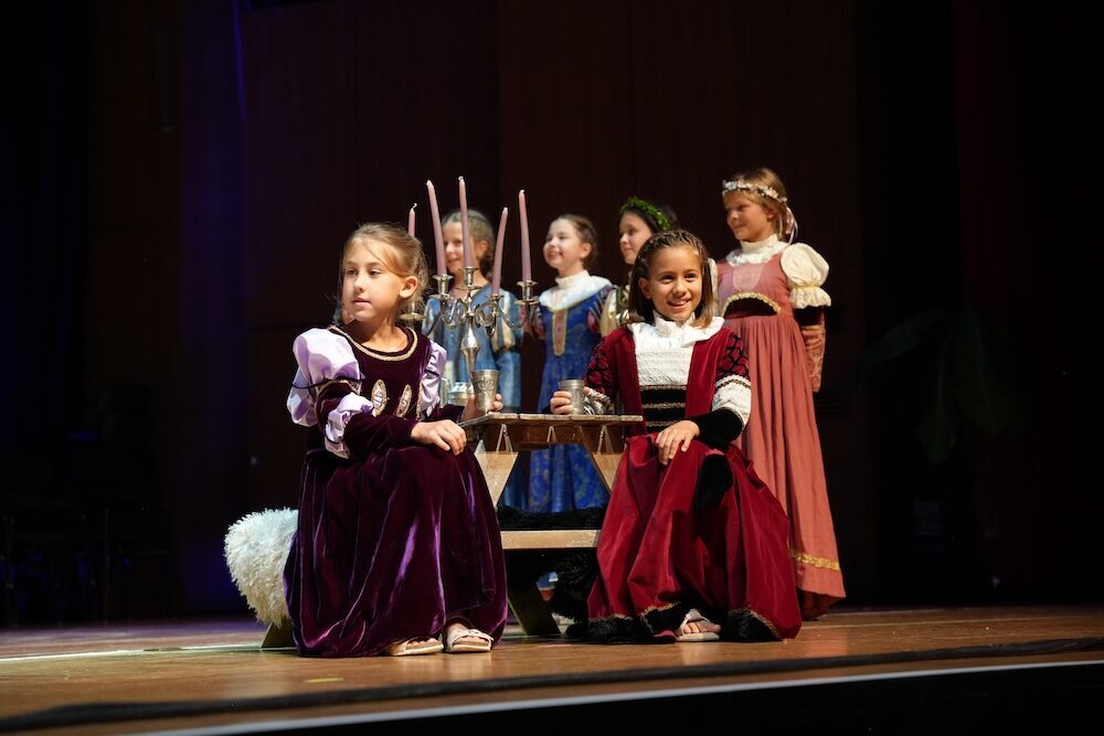Mädchen in Renaissancekleidern am Tisch mit Kelchen, Mini-Musical Frundsberg