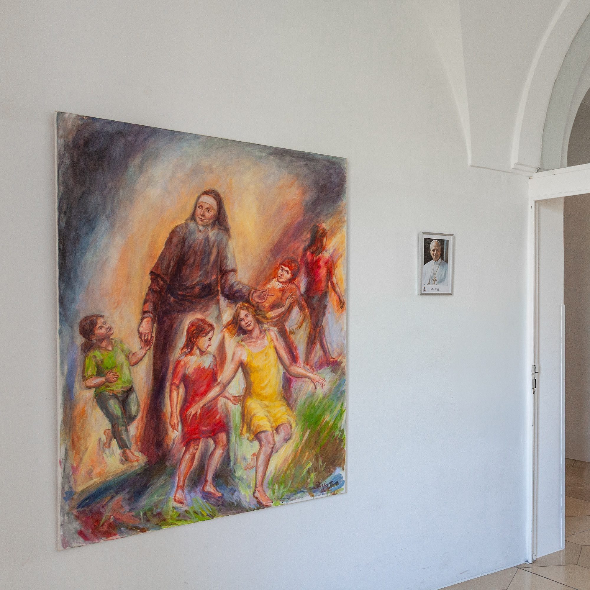 Flur der Maria-Ward-Realschule Neuburg mit einem Gemälde von Maria Ward und Kindern