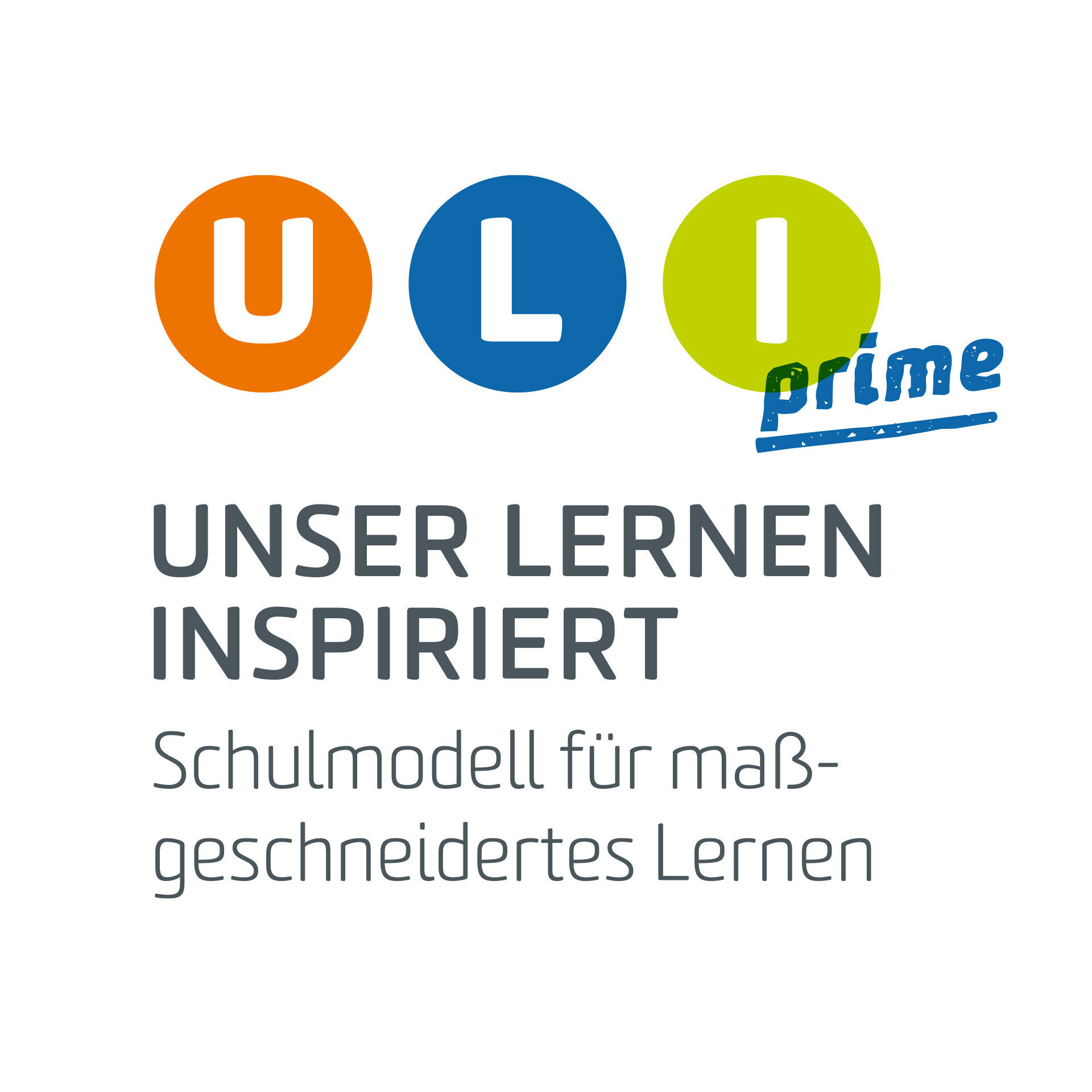 Schülerinnen spannen Fäden in einem Holzrahmen beim praktischen Lernen, Maria-Ward-Realschule Neuburg